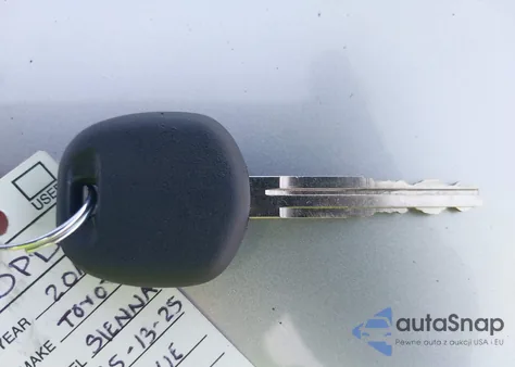 2011 Toyota Sienna Le V6 z USA, uszkodzony, nr VIN 5TDKK3DC5BS138299